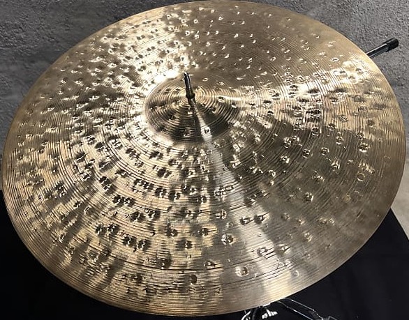 File:Meinl Byzance Foundry Reserve 22" Ride A.jpg