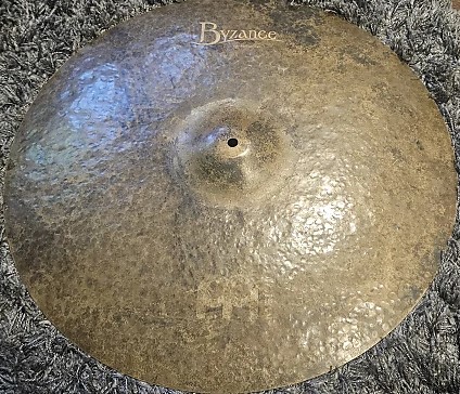 Meinl Byzance Extra Dry 22" Medium Ride 1.jpg