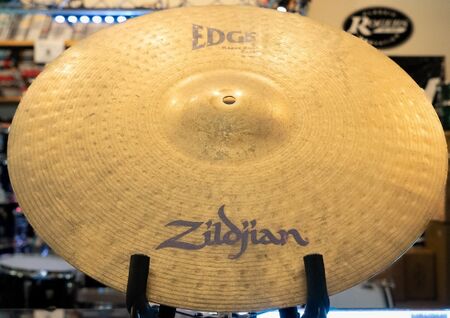 Zildjian Edge 18 Razor Rock Crash 1.jpg