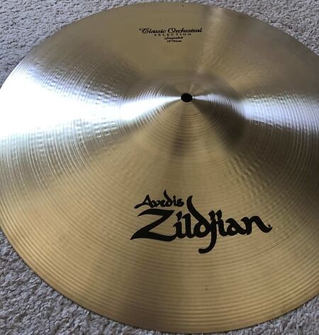 A Zildjian 18 Classic Orchestral Suspended 1.jpg